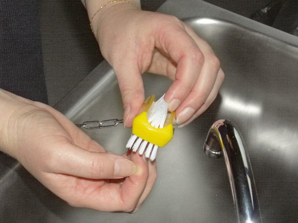 Brosse à ongle chaînette 1 face + crochet inox