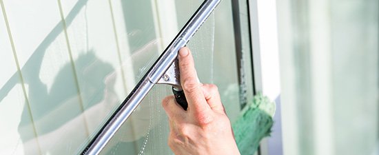 Nettoyage des vitres et surfaces modernes